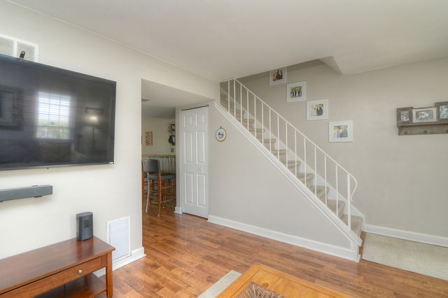 1265 Downing Street, Roselle, IL 60172