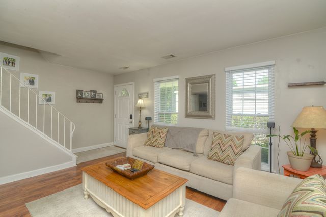1265 Downing Street, Roselle, IL 60172