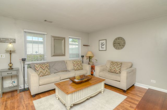 1265 Downing Street, Roselle, IL 60172
