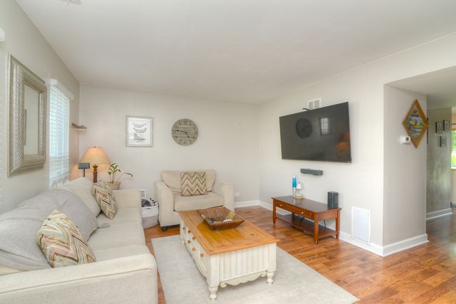 1265 Downing Street, Roselle, IL 60172
