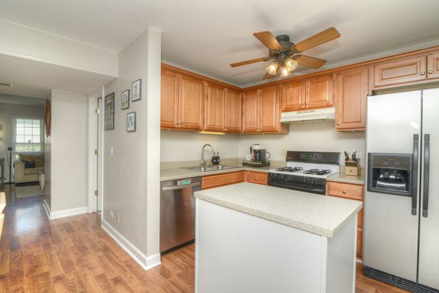 1265 Downing Street, Roselle, IL 60172
