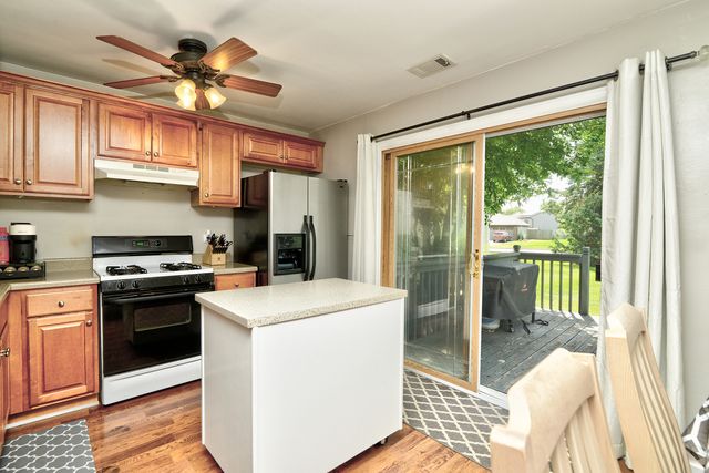 1265 Downing Street, Roselle, IL 60172