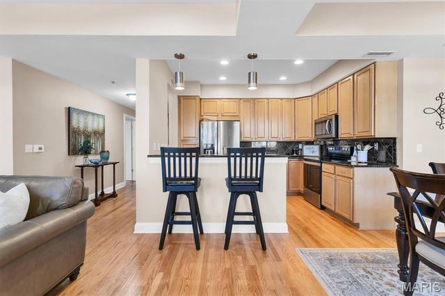 540 N And South Road 105, St Louis, MO 63130