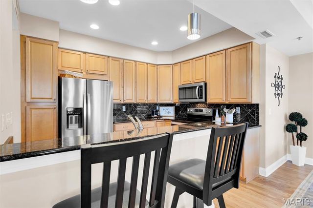 540 N And South Road 105, St Louis, MO 63130