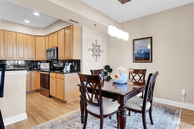 540 N And South Road 105, St Louis, MO 63130