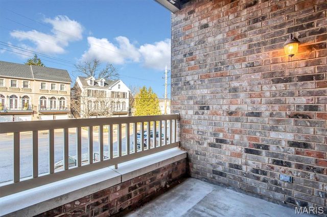 540 N And South Road 105, St Louis, MO 63130