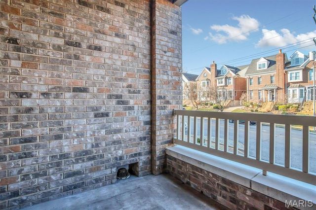 540 N And South Road 105, St Louis, MO 63130