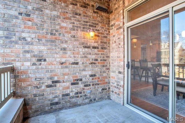 540 N And South Road 105, St Louis, MO 63130