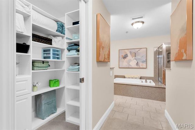 540 N And South Road 105, St Louis, MO 63130