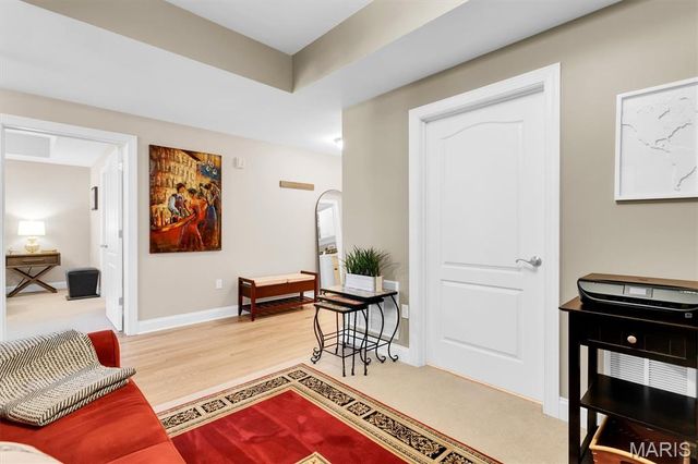 540 N And South Road 105, St Louis, MO 63130