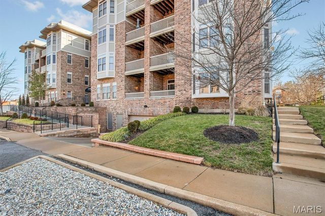 540 N And South Road 105, St Louis, MO 63130