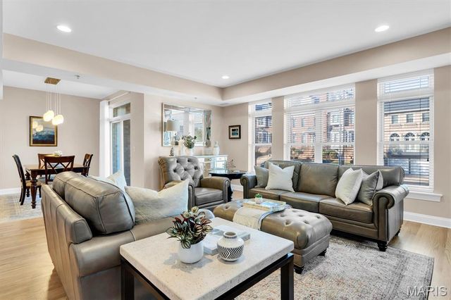 540 N And South Road 105, St Louis, MO 63130