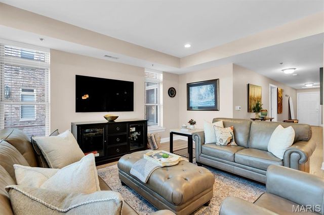 540 N And South Road 105, St Louis, MO 63130