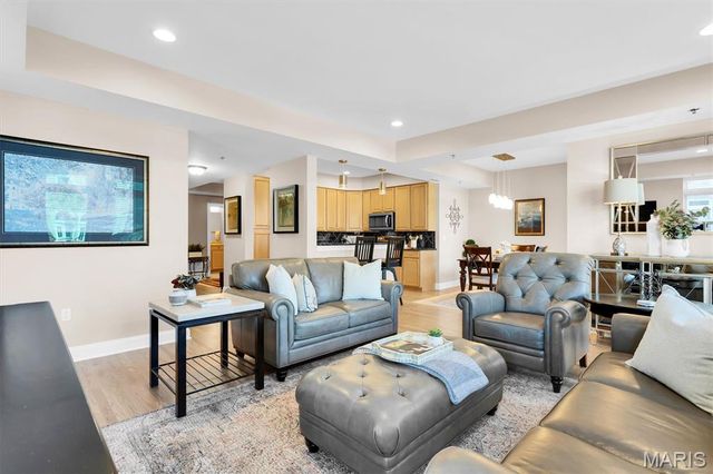 540 N And South Road 105, St Louis, MO 63130