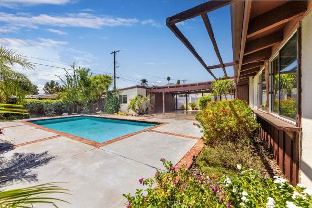 19760 Victory, Woodland Hills, CA 91367