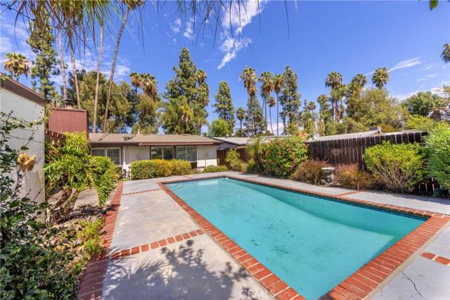 19760 Victory, Woodland Hills, CA 91367