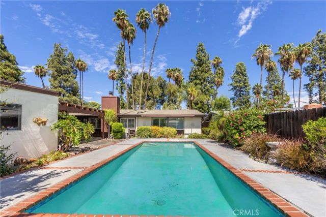 19760 Victory, Woodland Hills, CA 91367