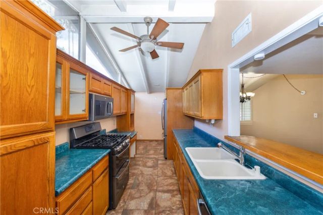 19760 Victory, Woodland Hills, CA 91367