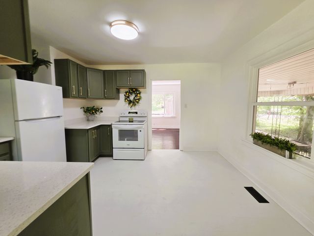 121 Turnpike Ave, Camden, TN 38320