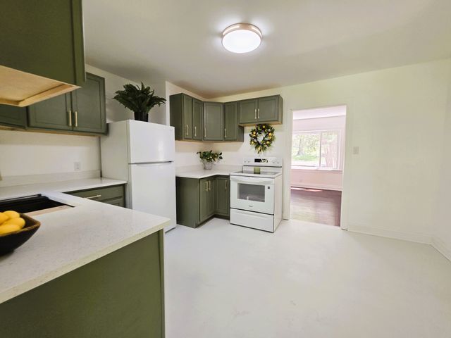 121 Turnpike Ave, Camden, TN 38320