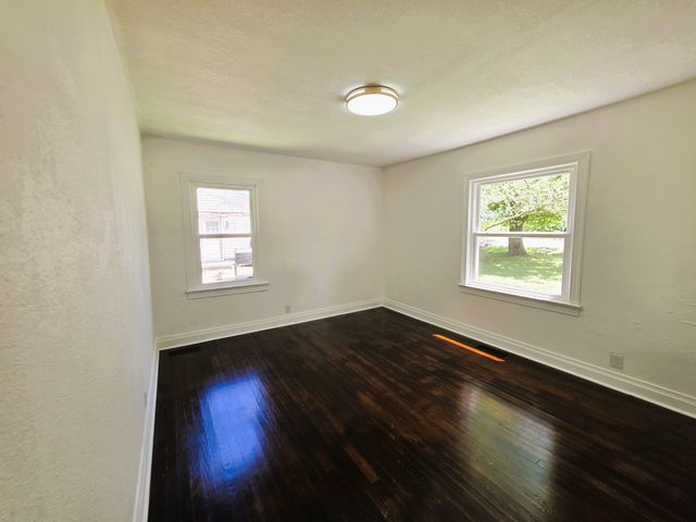 121 Turnpike Ave, Camden, TN 38320