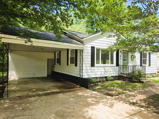 121 Turnpike Ave, Camden, TN 38320