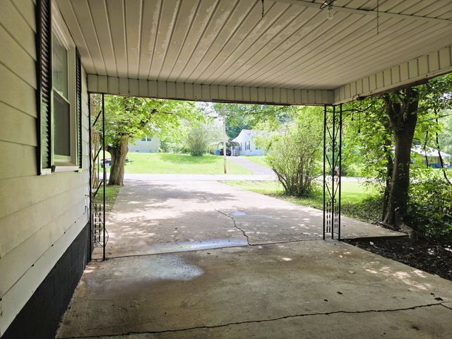 121 Turnpike Ave, Camden, TN 38320