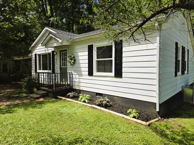 121 Turnpike Ave, Camden, TN 38320