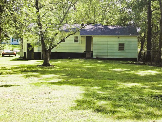 121 Turnpike Ave, Camden, TN 38320