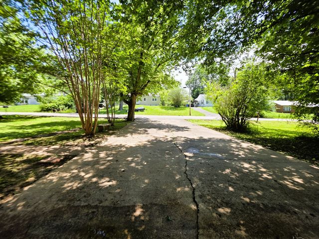 121 Turnpike Ave, Camden, TN 38320
