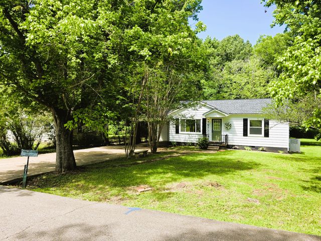 121 Turnpike Ave, Camden, TN 38320