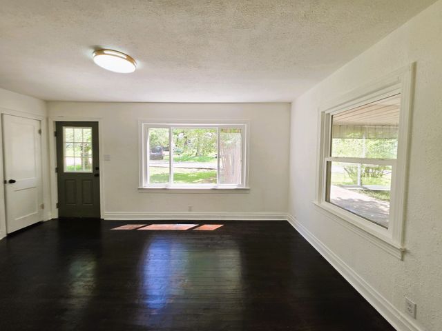 121 Turnpike Ave, Camden, TN 38320
