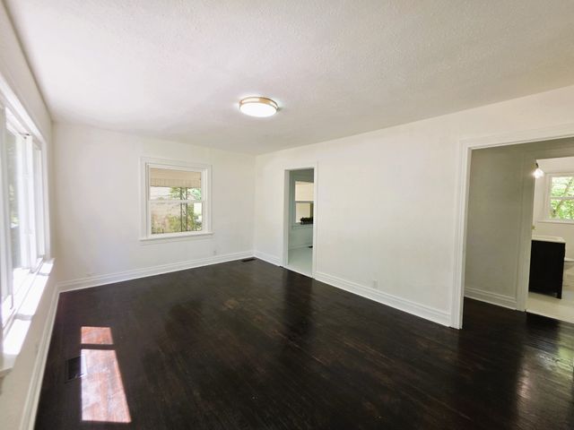 121 Turnpike Ave, Camden, TN 38320