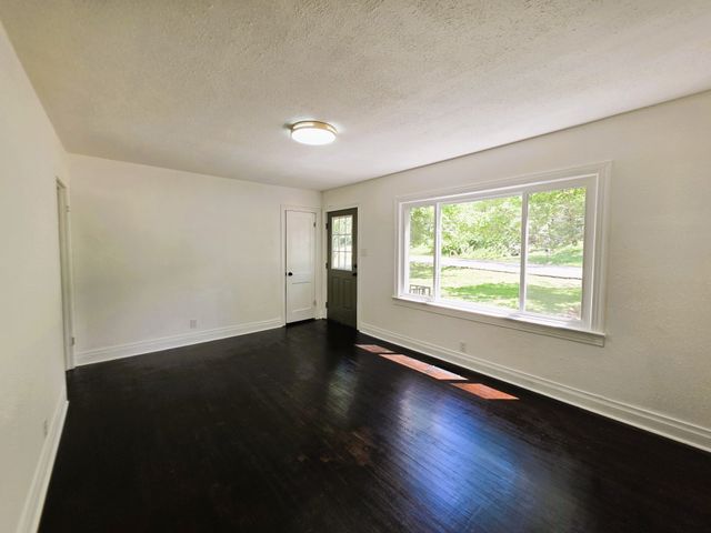 121 Turnpike Ave, Camden, TN 38320