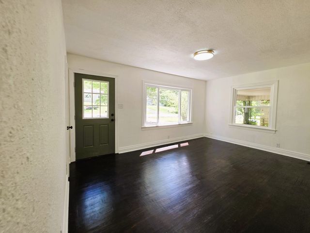 121 Turnpike Ave, Camden, TN 38320