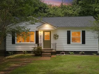 121 Turnpike Ave, Camden, TN 38320