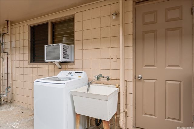 2105 Algaroba Street, Honolulu, HI 96826