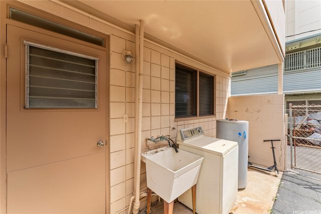 2105 Algaroba Street, Honolulu, HI 96826