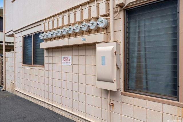 2105 Algaroba Street, Honolulu, HI 96826