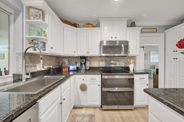 10015 DAISY Avenue, Palm Beach Gardens, FL 33410