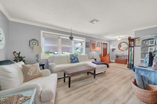 10015 DAISY Avenue, Palm Beach Gardens, FL 33410