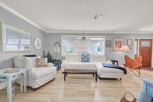 10015 DAISY Avenue, Palm Beach Gardens, FL 33410