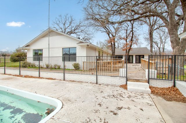 3700 Moseley Road, Cross Roads, TX 76227