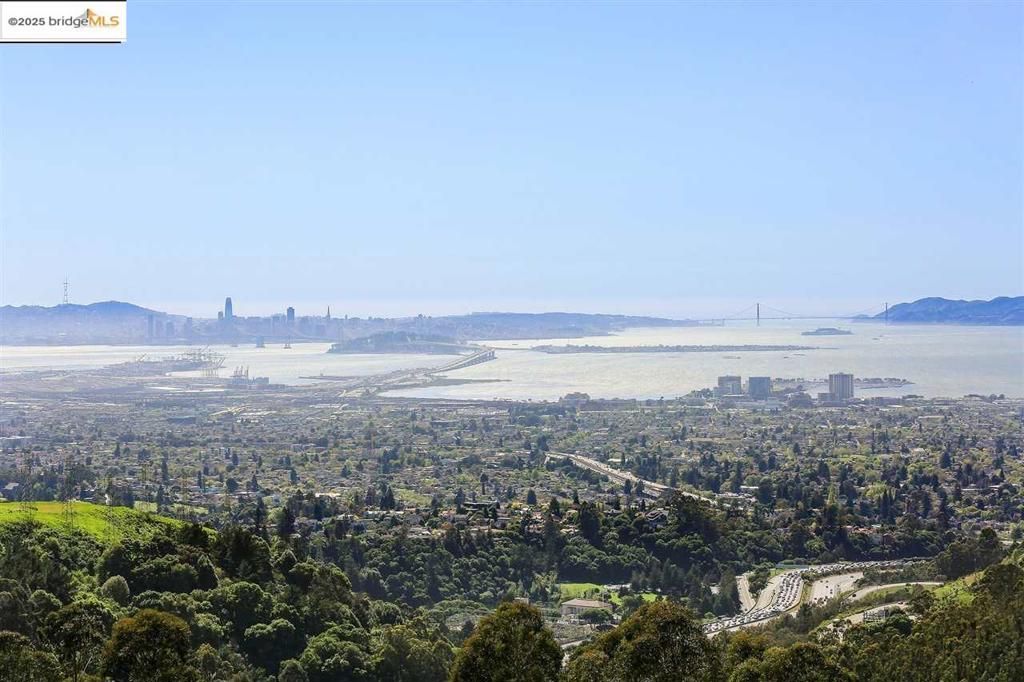 6118 Skyline Blvd, Oakland, CA 94611