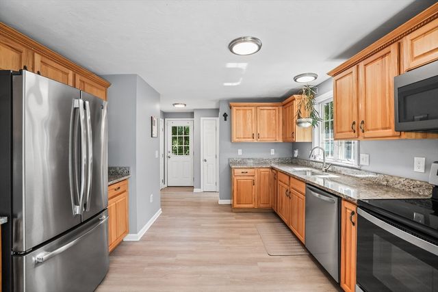 137 Lake Ave, Wareham, MA 02538