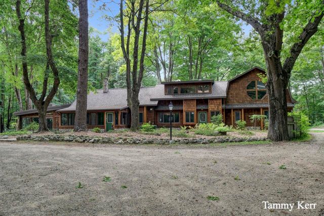 2450 Lakeshore Drive, Fennville, MI 49408