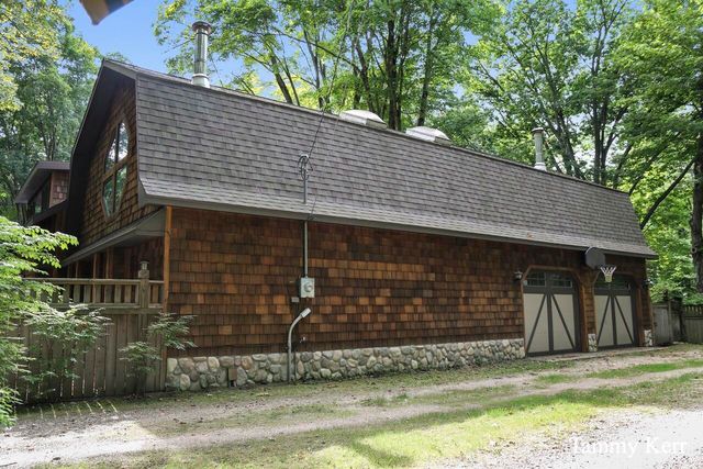 2450 Lakeshore Drive, Fennville, MI 49408