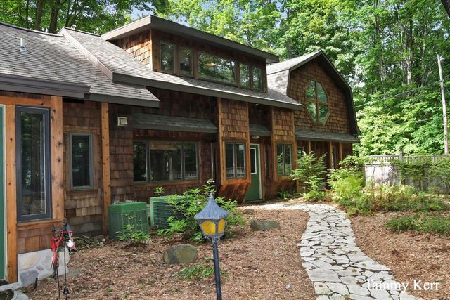 2450 Lakeshore Drive, Fennville, MI 49408