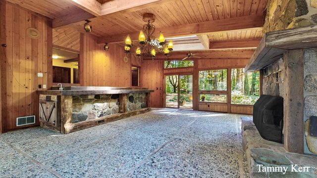 2450 Lakeshore Drive, Fennville, MI 49408