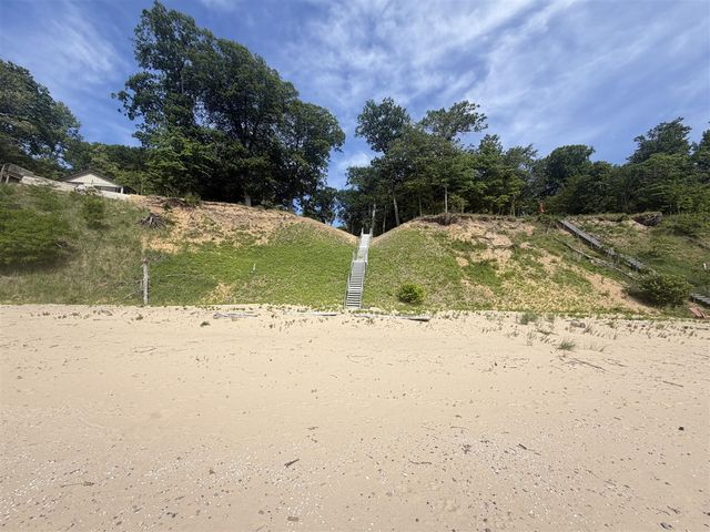 2450 Lakeshore Drive, Fennville, MI 49408